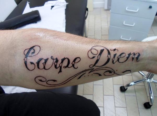 Photo de Carpe diem, écriture, tatouage réalisé par El Diablo Ta2t2o