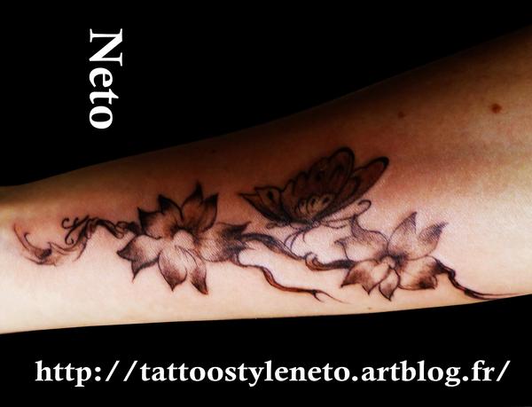Photo de Cerisier et Papillon, free hand, papillon réalisé par Tattoo Style Neto