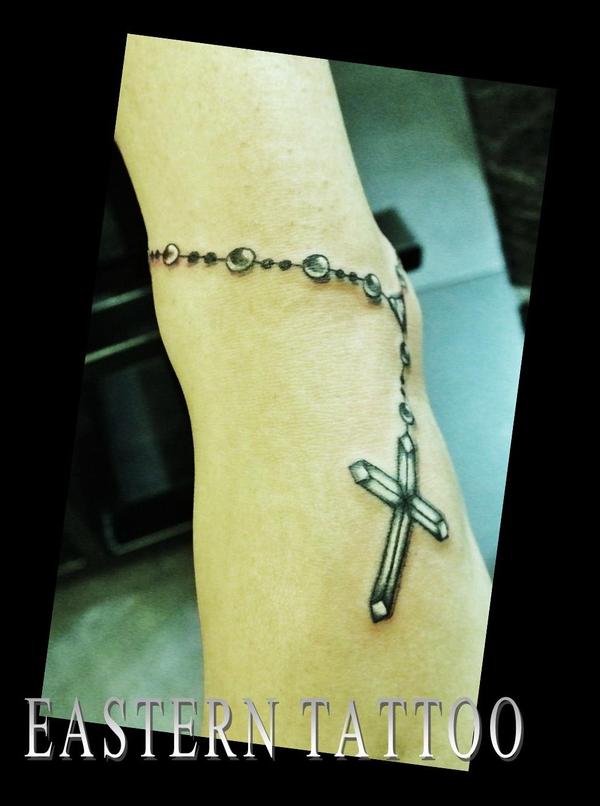 Photo de chapelet, tatouage, inclassable réalisé par Eastern Tattoo