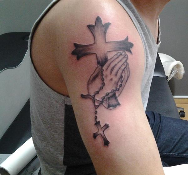 Photo de Chapelet mains, croix, tatouage réalisé par Stardust