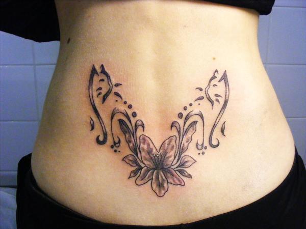 Photo de Chats stylisés, fleurs, tatouage réalisé par Eastern Tattoo