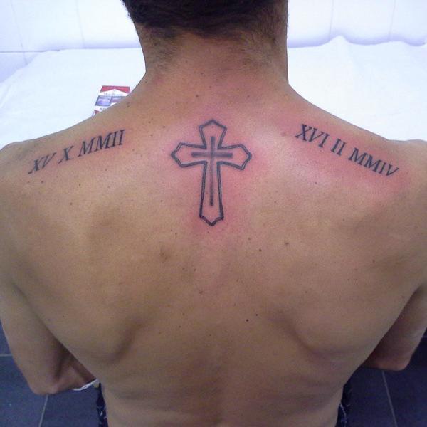 Photo de chiffres romain, croix, croix, lettrage réalisé par Eastern Tattoo