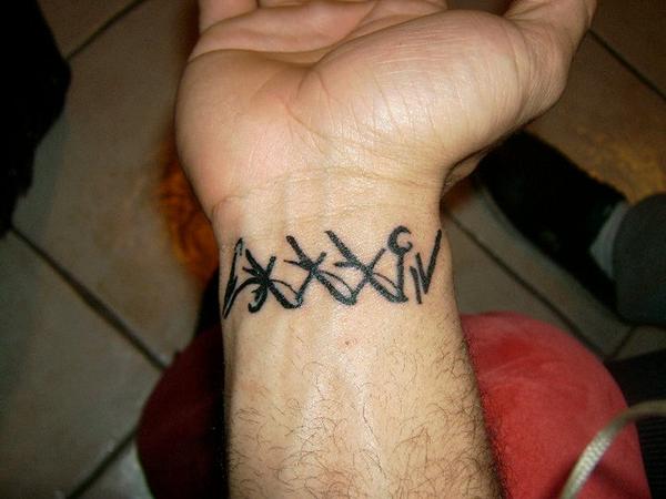 Photo de Chiffres romain, tribal, tatouage réalisé par Azae Tattoo