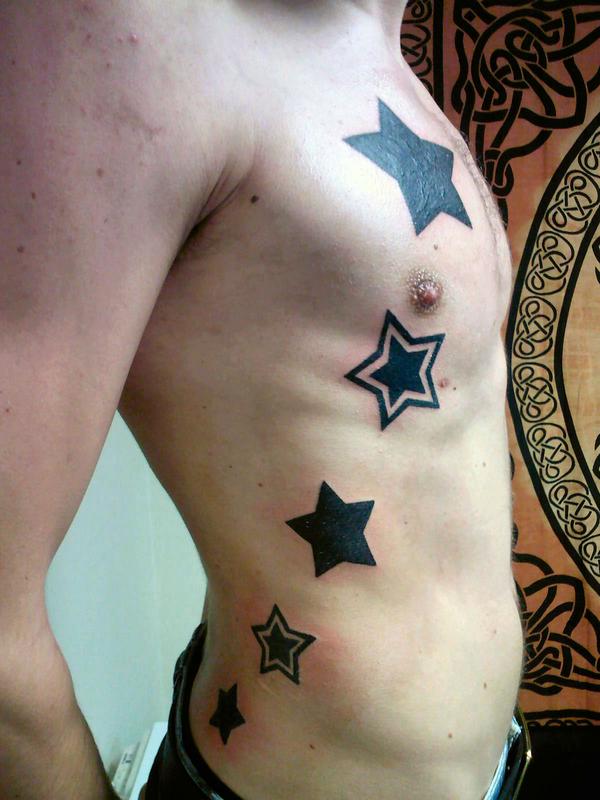 Photo de Cinq étoiles, étoiles, tatouage réalisé par Black Roses Tattoo