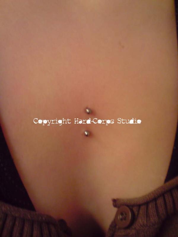 Photo de Cleavage, piercing, poitrine réalisé par Hard-Corps Studio