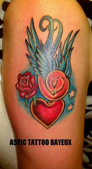 Photo de coeur oiseau et rose old school, hirondelle, oiseau réalisé par Aspic  Tattoo