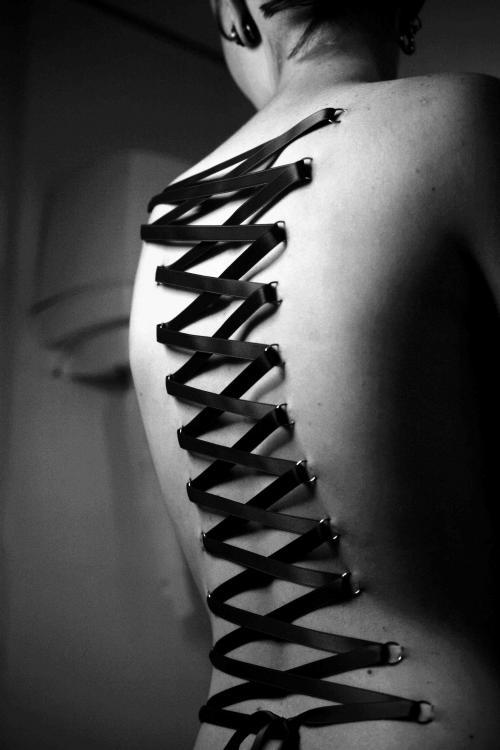 Photo de Corset lilly, piercing, tatouage