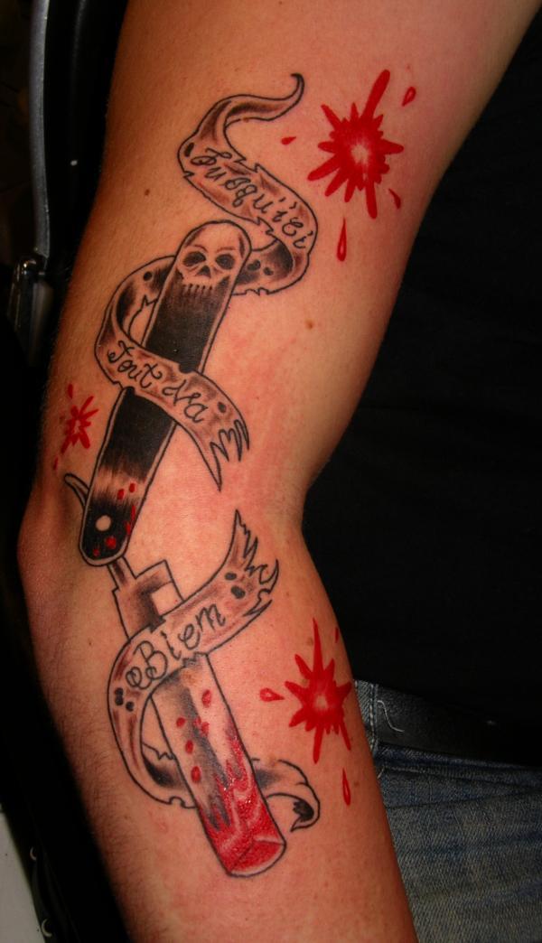 Photo de Couteau rasoir, tatouage, Couteau réalisé par Heretic'Art Tattoo