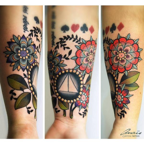 Photo de cover poignet, fleurs, tatouage réalisé par Corpus memori