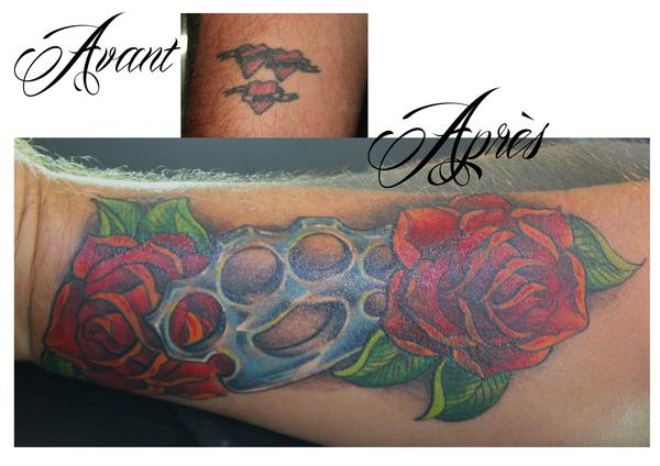 Photo de Cover poing americain et roses new school, avant bras, tatouage réalisé par Bodygraphic