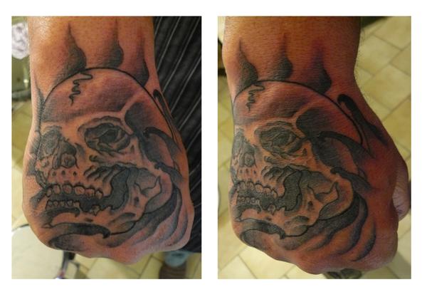 Photo de Crâne sur la main, réaliste, hardcore réalisé par Red Medicine Tattoo Shop
