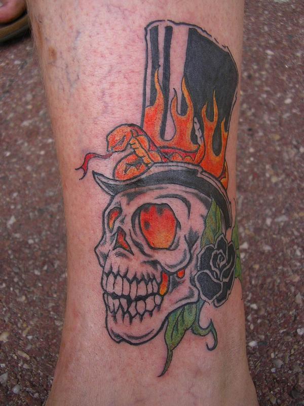 Photo de Crâne Vaudou, tête de mort, tatouage réalisé par Heretic'Art Tattoo
