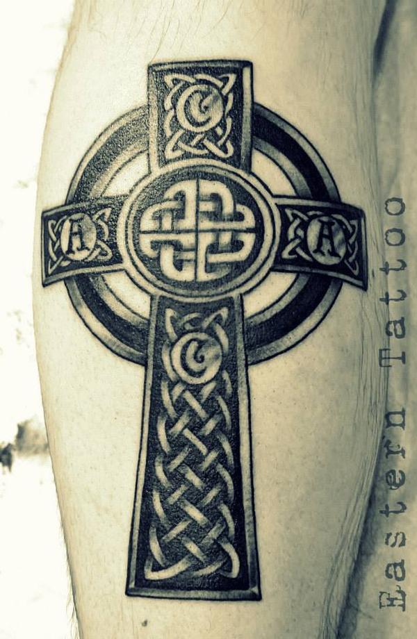 Photo de Croix celtique, tatouage, Eastern Tattoo réalisé par Eastern Tattoo