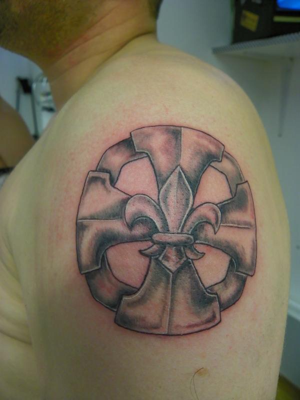 Photo de croix et blason scoot, croix, celte réalisé par fred-ink tattoo