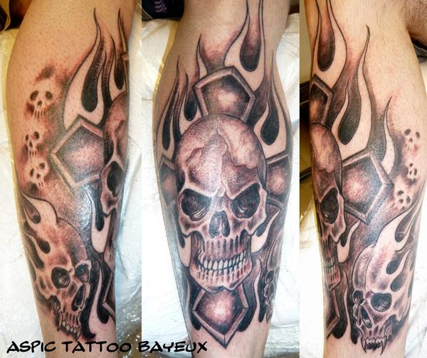 Photo de Croix et tête de mort, croix, mort réalisé par Aspic  Tattoo