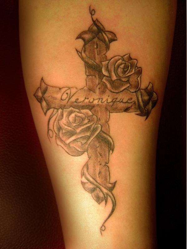 Photo de Croix, rose et prénom, croix, prénom réalisé par Les âmes tatouées