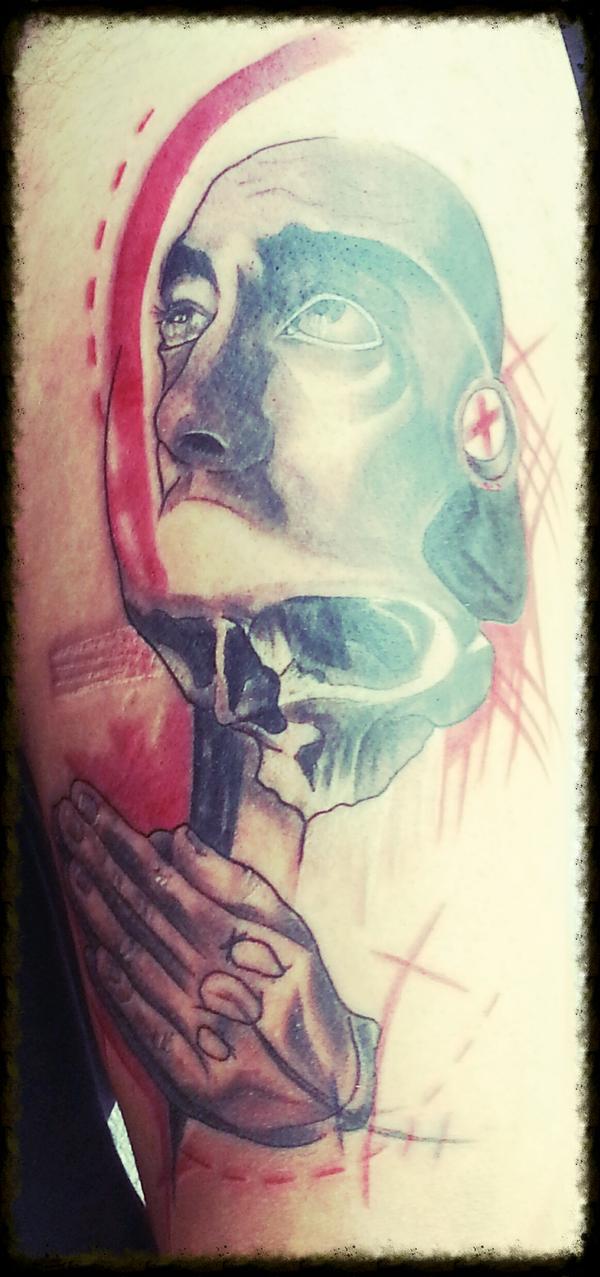 Photo de cuisse par seb, skull, tatouage réalisé par The inked family shop