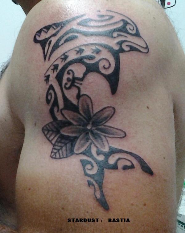 dauphin tribal et fleur