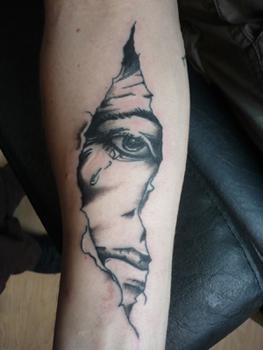 Photo de Déchirement de peau, noir et blanc, visage réalisé par Kalil Tattoo & Piercing