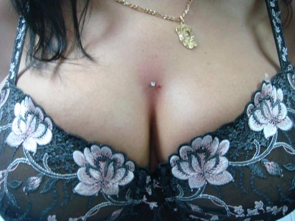 Photo de dermal poitrine, Micro dermal, Autre réalisé par Ultimate Tattoo