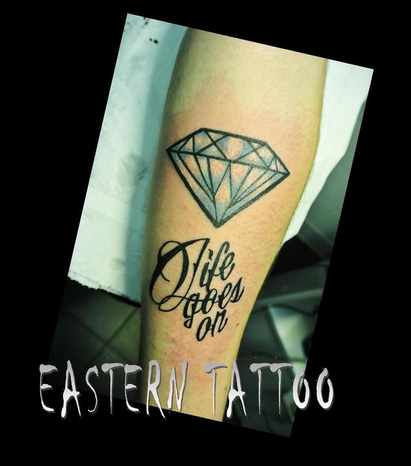 Photo de Diamant, lettrage, tatouage réalisé par Eastern Tattoo