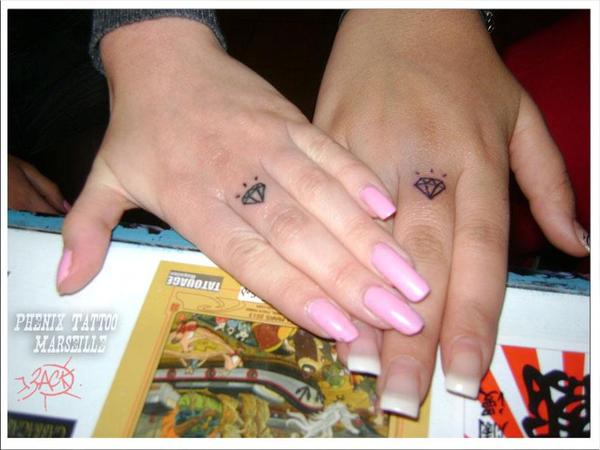 Photo de Diamants, tatouage, doigt réalisé par Phénix Tattoo