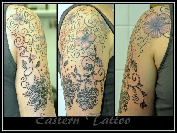 Photo de Dotwork, linework, fleurs, tatouage réalisé par Eastern Tattoo