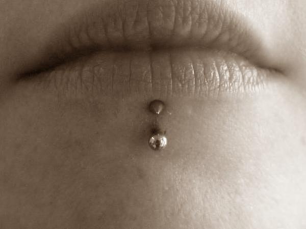 Photo de double labret, piercing, labret réalisé par Crypte Tattoo PIercing
