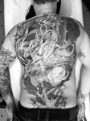 Photo de Dragon, dragon, dos réalisé par Kalil Tattoo & Piercing