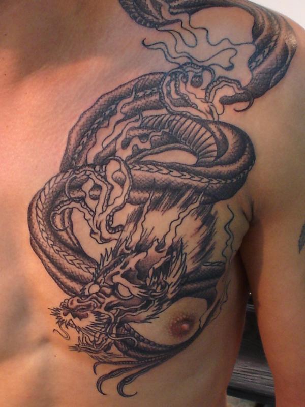 Photo de dragon asiatique au pec, dragon, tatouage réalisé par Bodygraphic