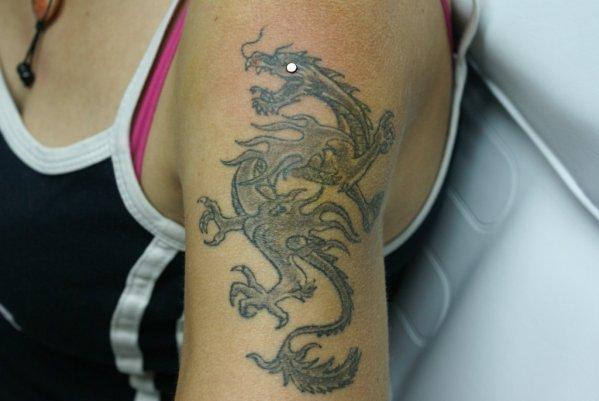 Photo de dragon dermal, dragon, Micro dermal réalisé par Ultimate Tattoo