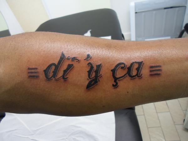 Photo de écriture avant-bras, écriture, tatouage réalisé par El Diablo Ta2t2o