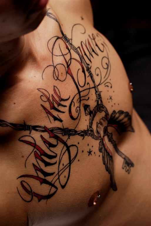 Photo de écriture calligraphiée torse, style gangsta latino, calligraphie, tatouage
