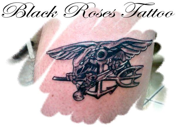 Photo de Ecusson militaire, aigle, tatouage réalisé par Black Roses Tattoo