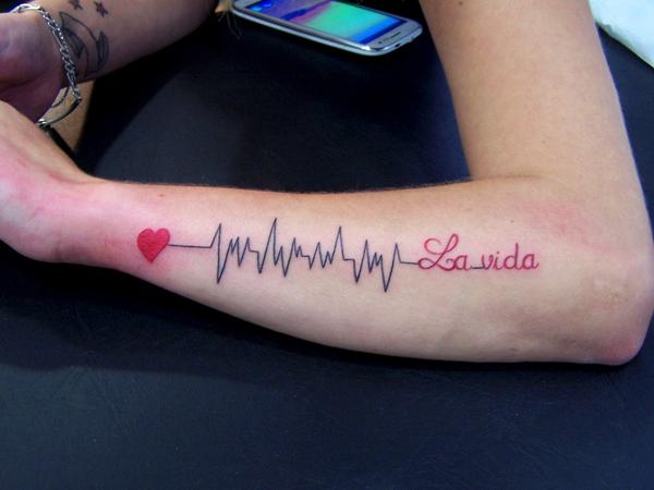 Photo de electricardiogramme, tatouage, Electrocardiogramme réalisé par Corpus memori