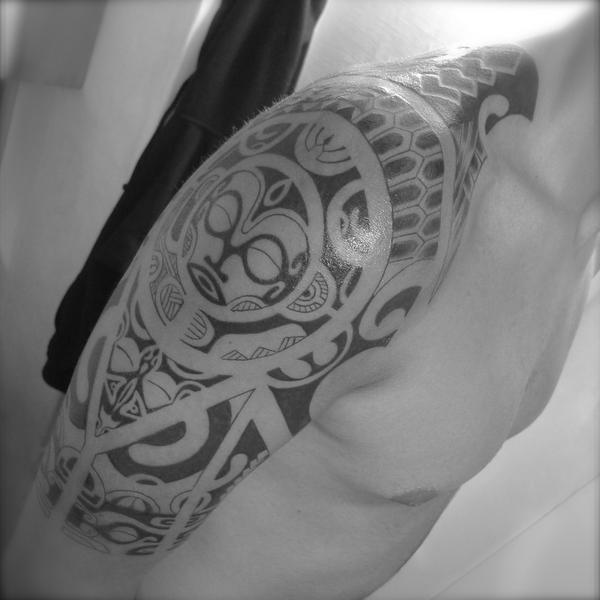 Photo de épaule maori, maori, polynésien réalisé par Art Gallery Of Tattoo
