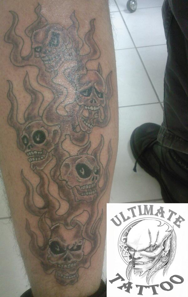 Photo de flamming têtes de mort, tête de mort, tatouage réalisé par Ultimate Tattoo