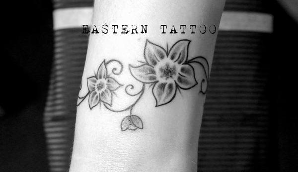 Photo de Fleur, fleurs, tatouage réalisé par Eastern Tattoo