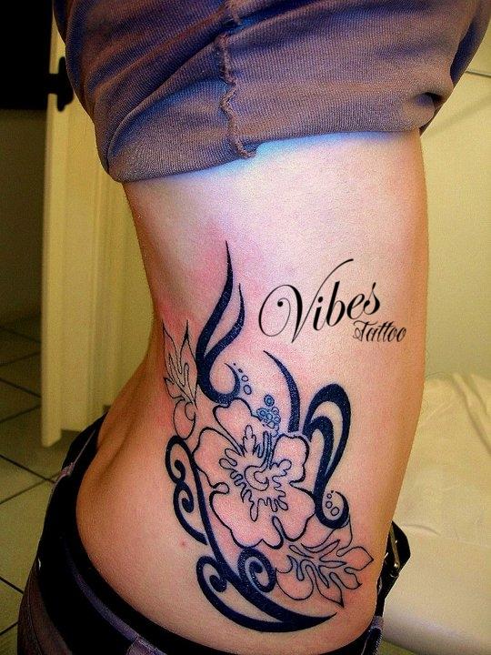Photo de Fleur arabesque, fleur, arabesque réalisé par Vibes Tattoo