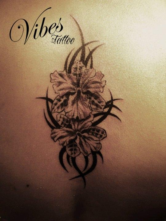 Photo de Fleur bas du dos, fleur, fleurs réalisé par Vibes Tattoo