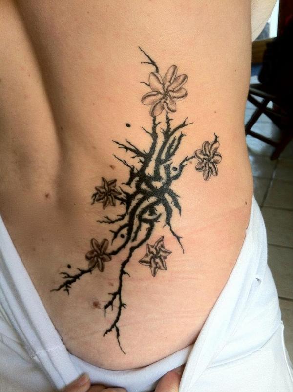 Photo de Fleurs de tiare, fleurs, tatouage réalisé par Azae Tattoo