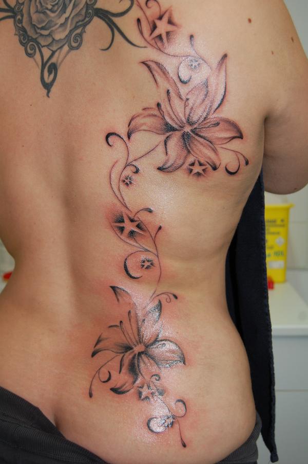 Photo de fleurs et arabesque dans le dos, arabesque, fleurs réalisé par News Ink Tattoo