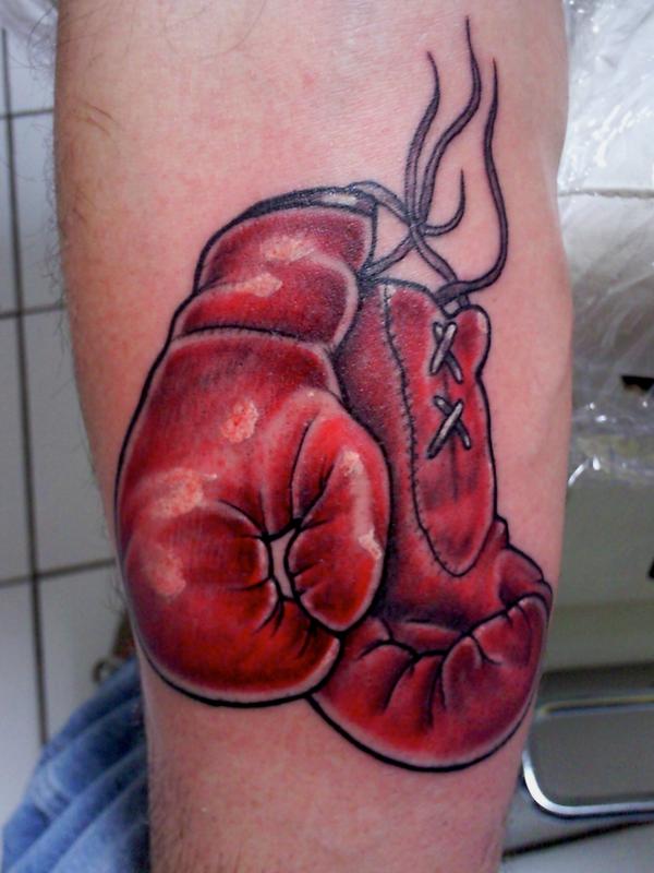 Photo de gants de boxe, tatouage, inclassable réalisé par Art Corps Tattoo