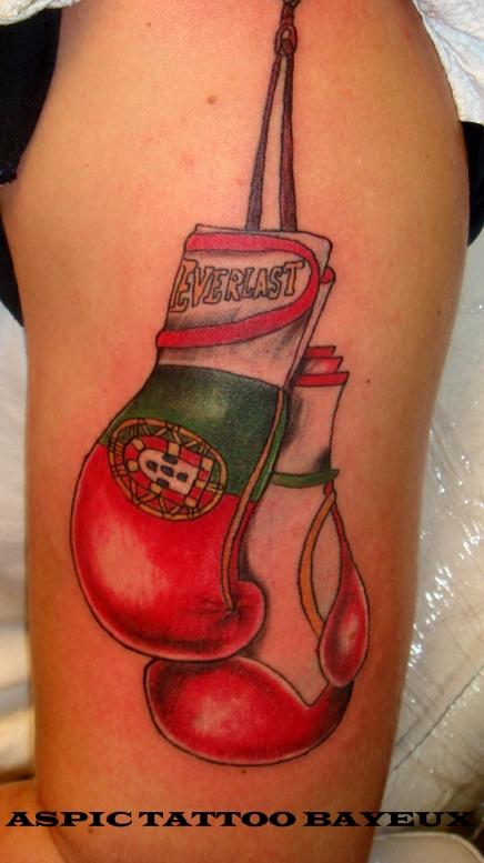 Photo de gants de boxe, tatouage, inclassable réalisé par Aspic  Tattoo