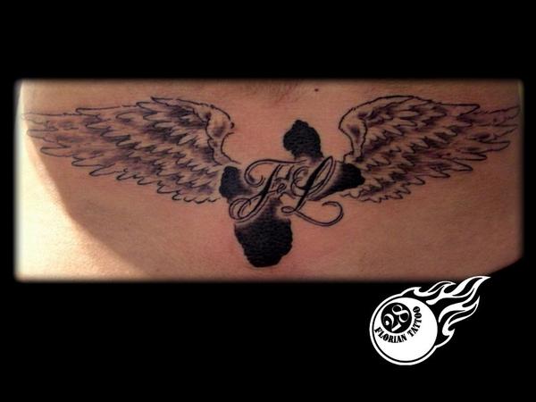 Photo de Guadeloupe ailes et initiales, lettrage, tatouage réalisé par Florian Tattoo