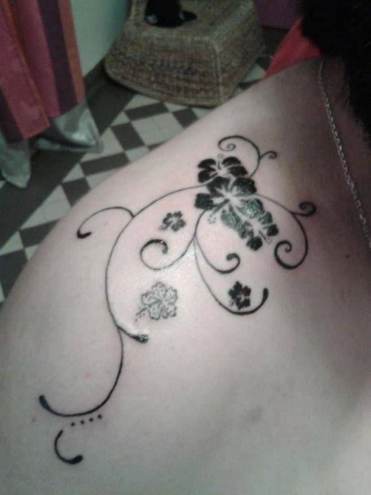 Photo de Hibiscus et arabesques, fleurs, tatouage réalisé par Studio Arte di Piel