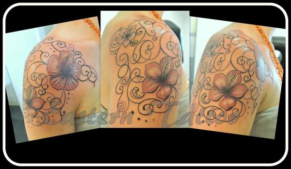 Photo de hibiscus, fleurs, tatouage réalisé par Eastern Tattoo