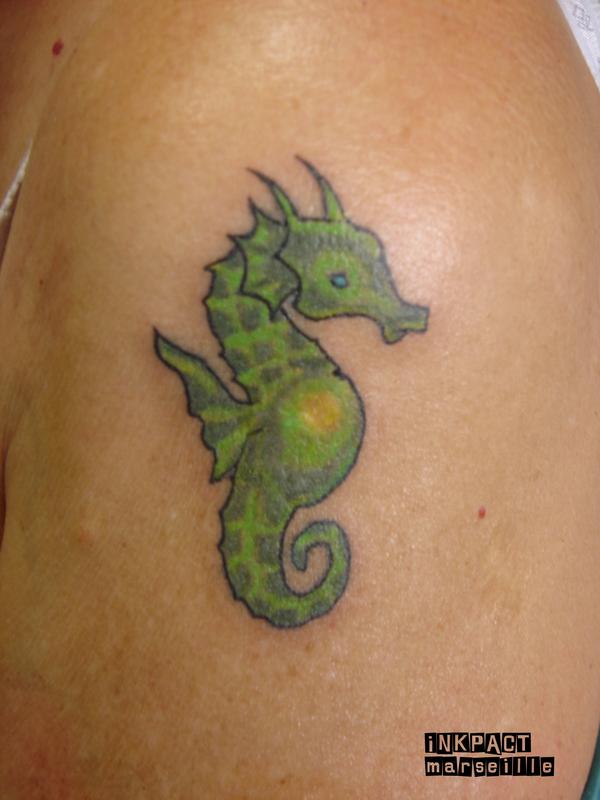 Photo de hippocampe vert, poisson, animaux réalisé par Inkpact tattoo piercing