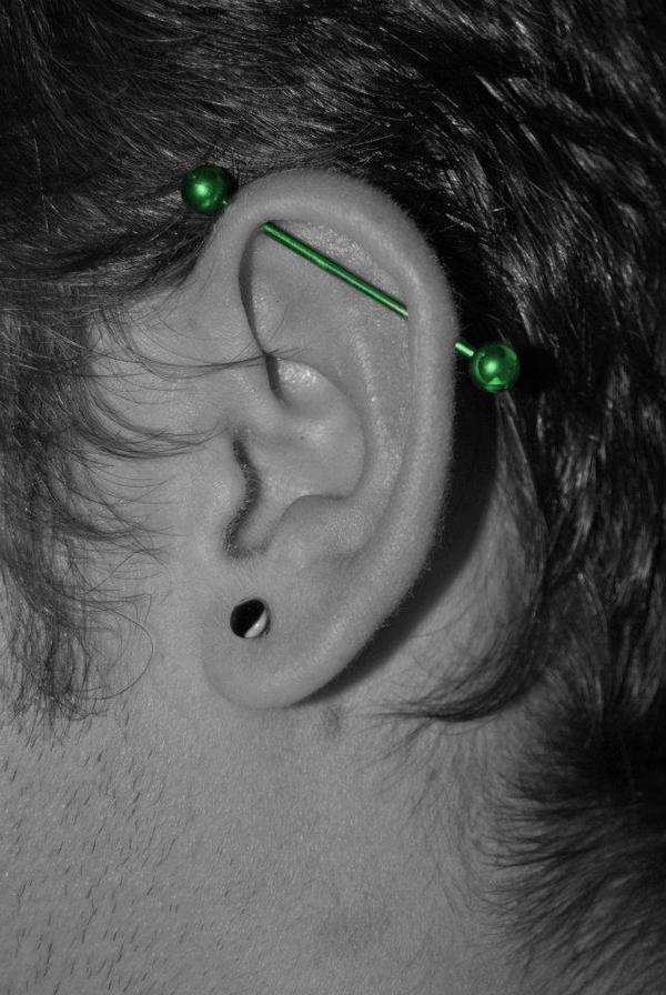 Photo de industriel, piercing, cartilage réalisé par Bad girl studio piercing