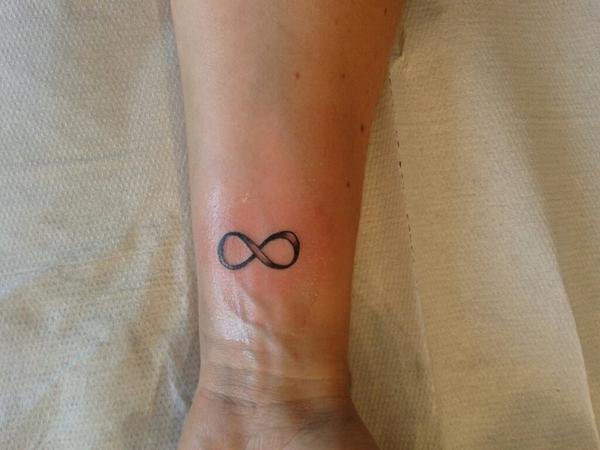 Photo de infini ombré poignet, poignet, tatouage réalisé par Art'n'b...line tattoo